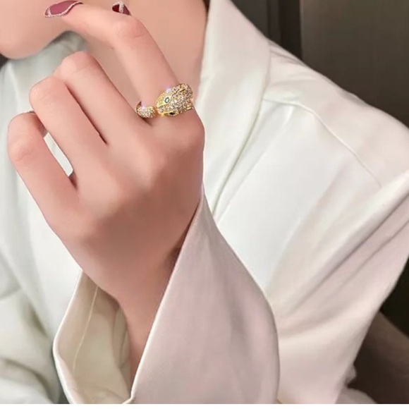 Elegant Gold Panther Ring with Crystal Details - Picture 5 of 8